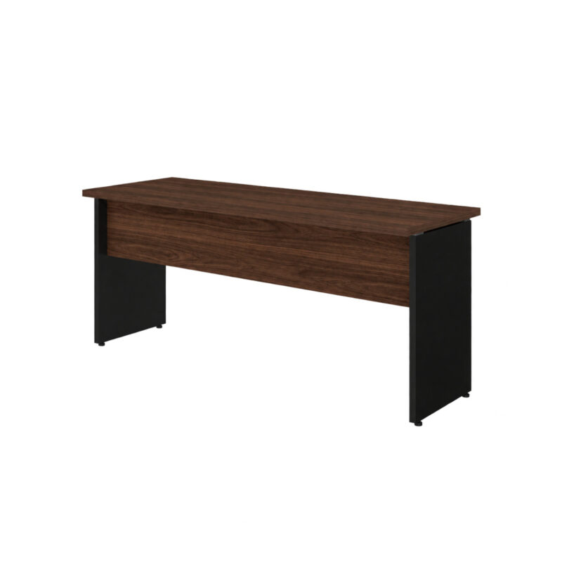 Mesa louro e preto vista pela perspectiva direita, com pés em painel, tampo retangular e espaço livre sob a superfície.