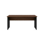 Vista frontal da mesa sem gavetas com tampo louro, painel amadeirado e pés pretos nas duas extremidades.