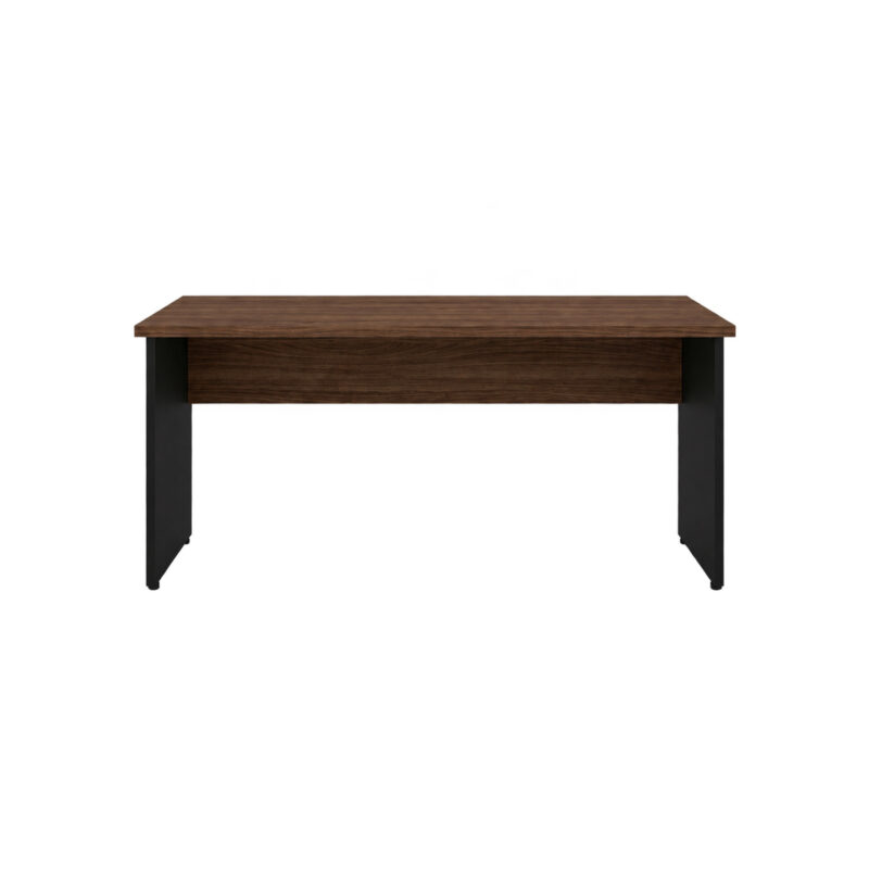 Vista frontal da mesa sem gavetas com tampo louro, painel amadeirado e pés pretos nas duas extremidades.