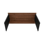Vista inferior da mesa louro e preto, mostrando a face abaixo do tampo, os painéis laterais e pontos de fixação.