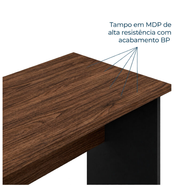 Tampo amadeirado louro visto de perto, com indicação de MDP e acabamento BP sobre a estrutura preta da mesa.
