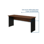 Mesa louro e preto com linhas gráficas destacando a estrutura sob o tampo e o painel lateral direito.