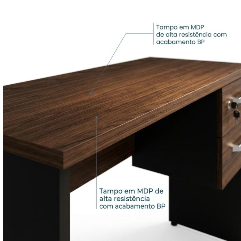 Mesa de escritório em detalhe, com tampo amadeirado e chamadas que identificam o material MDP com acabamento BP.