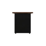 Mesa de escritório amadeirada e preta em vista lateral Mesa de escritório vista de lado, com pé painel preto, tampo amadeirado e duas pequenas sapatas junto ao piso.
