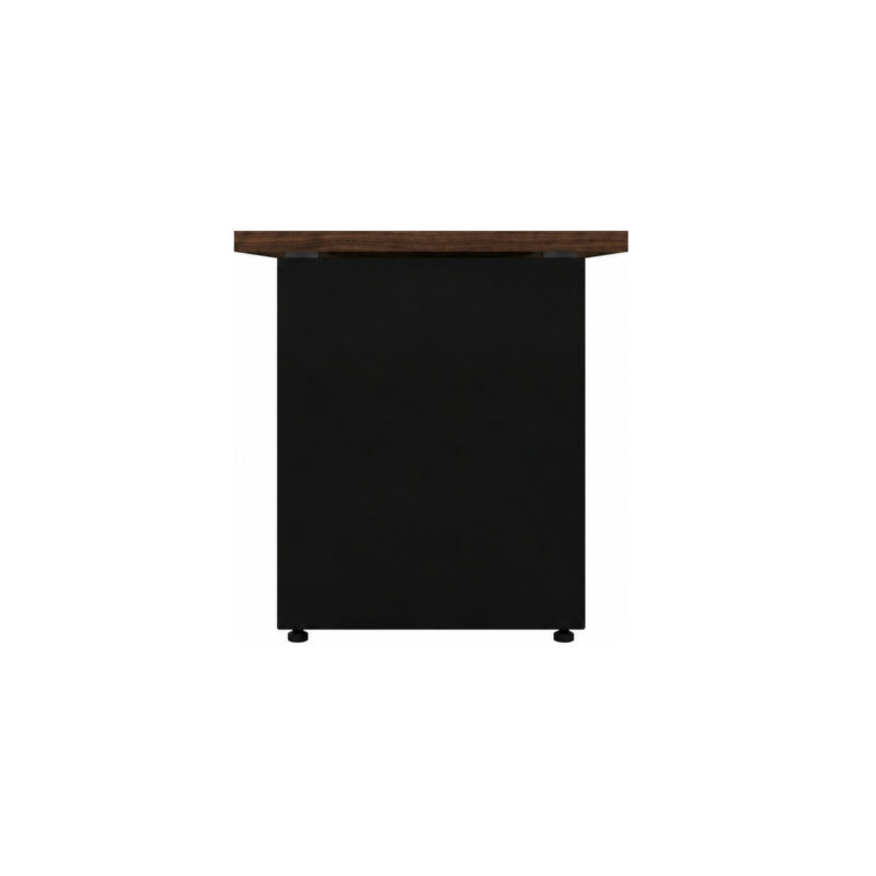 Mesa de escritório vista de lado, com pé painel preto, tampo amadeirado e duas pequenas sapatas junto ao piso.