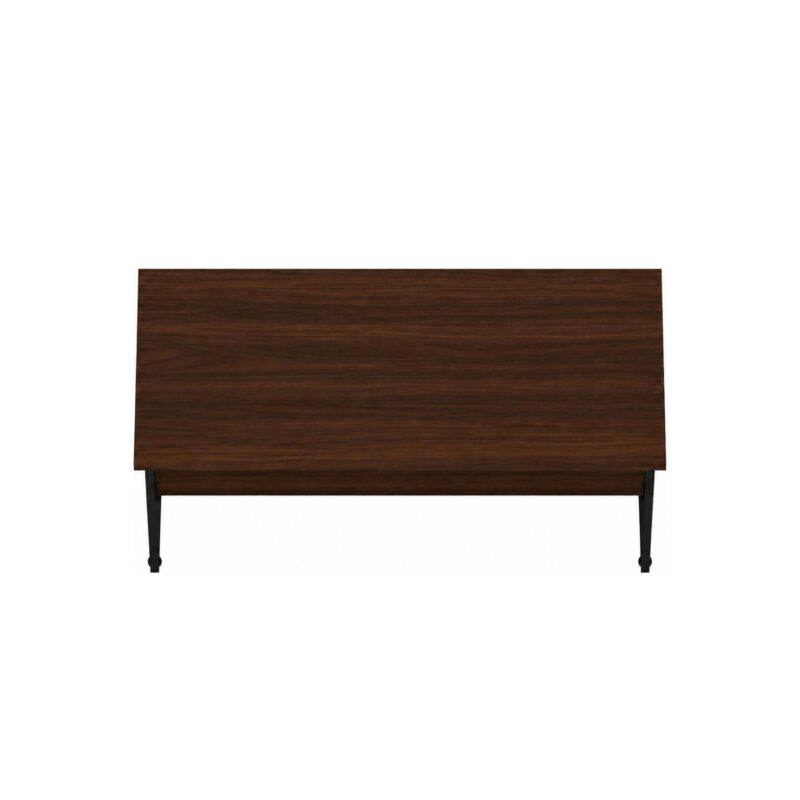 Mesa de escritório vista de cima, com tampo retangular amadeirado, veios horizontais e partes dos apoios pretos visíveis.