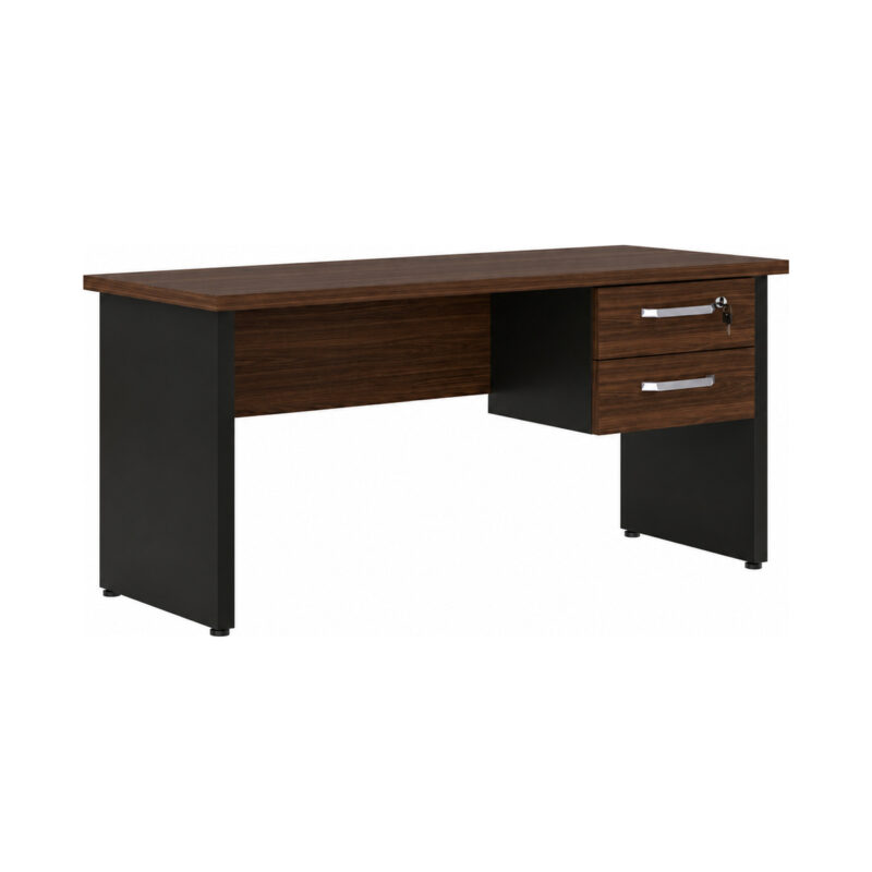 Mesa de escritório amadeirada e preta em perspectiva, com duas gavetas fechadas à direita da imagem e chave visível.