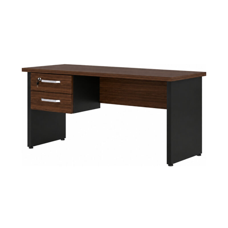 Mesa de escritório com duas gavetas fechadas à esquerda da imagem, tampo amadeirado, puxadores prateados e pés pretos.