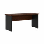 Mesa de escritório louro e preto sem gavetas em perspectiva Mesa sem gavetas com tampo e painel amadeirados em louro, pés em painel preto e superfície retangular sobre fundo branco.