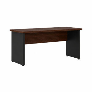 Mesa sem gavetas com tampo e painel amadeirados em louro, pés em painel preto e superfície retangular sobre fundo branco.