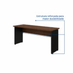 Mesa louro e preto com detalhes da estrutura em destaque Mesa com tampo amadeirado e pés em painel preto, acompanhada por linhas azuis que destacam partes da estrutura.