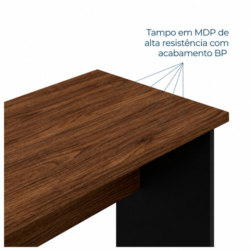 Vista aproximada do tampo amadeirado com linhas apontando para a superfície e anotação sobre MDP e acabamento BP.