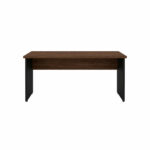 Vista frontal da mesa louro e preto sem gavetas Vista frontal da mesa sem gavetas com tampo e painel horizontal amadeirados, apoiados por dois painéis laterais pretos.