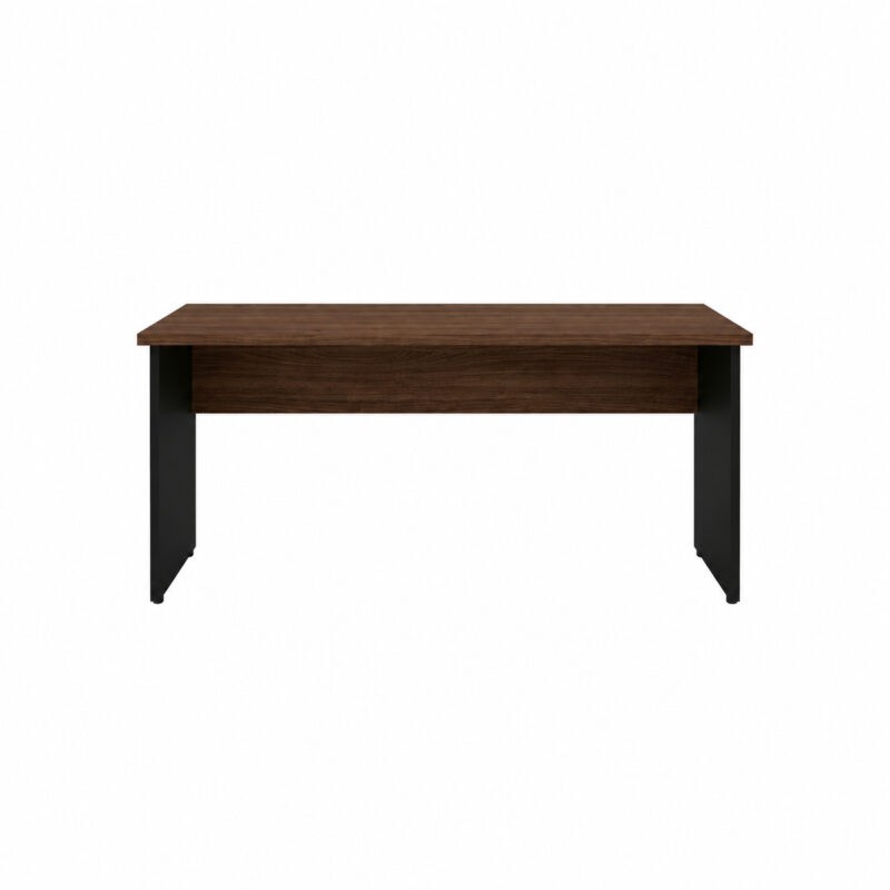 Vista frontal da mesa sem gavetas com tampo e painel horizontal amadeirados, apoiados por dois painéis laterais pretos.