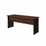 Mesa louro e preto vista em perspectiva pela direita Mesa louro e preto em perspectiva, com lateral direita em destaque, painel horizontal amadeirado e tampo retangular.