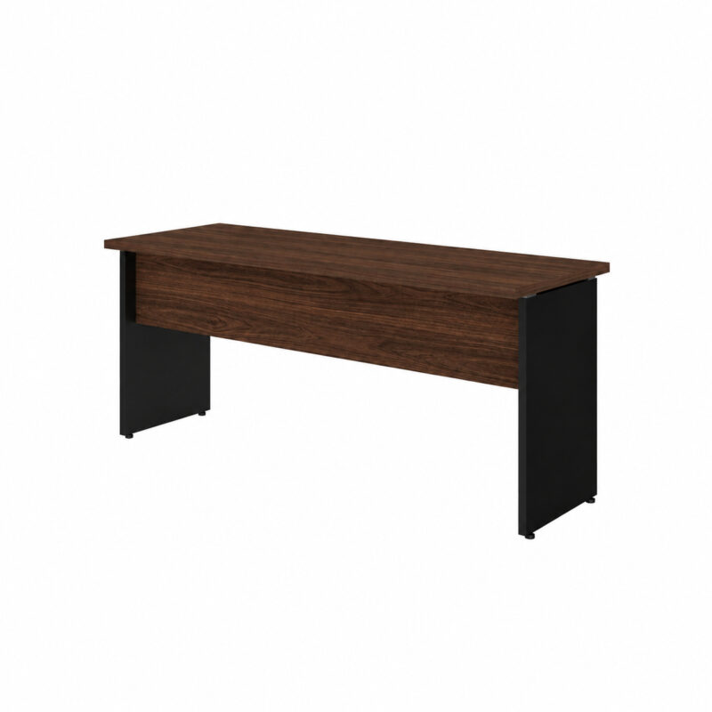 Mesa louro e preto em perspectiva, com lateral direita em destaque, painel horizontal amadeirado e tampo retangular.