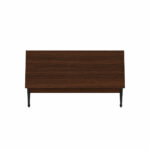 Vista superior do tampo da mesa de escritório louro e preto Vista superior da mesa com tampo retangular amadeirado em louro e pequenas partes dos apoios pretos visíveis abaixo.