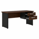 Mesa de escritório Louro e Preto com duas gavetas abertas Mesa de escritório Louro e Preto com pés painel, duas gavetas abertas, puxadores prateados e fechadura superior.
