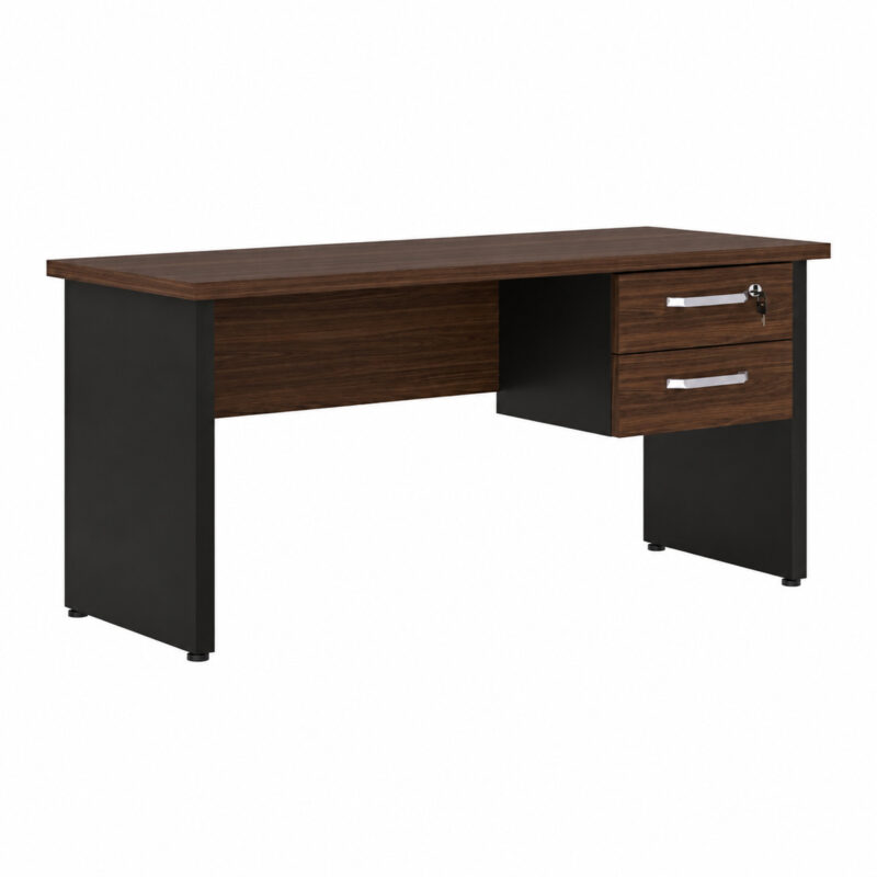 Mesa de escritório Louro e Preto com tampo retangular, pés painel e duas gavetas fechadas com puxadores prateados.