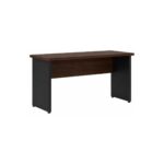 Mesa de escritório amadeirada e preta para Goiânia Mesa de escritório sem gavetas, com tampo e painel amadeirados, pés painel pretos e pequenas sapatas na base.
