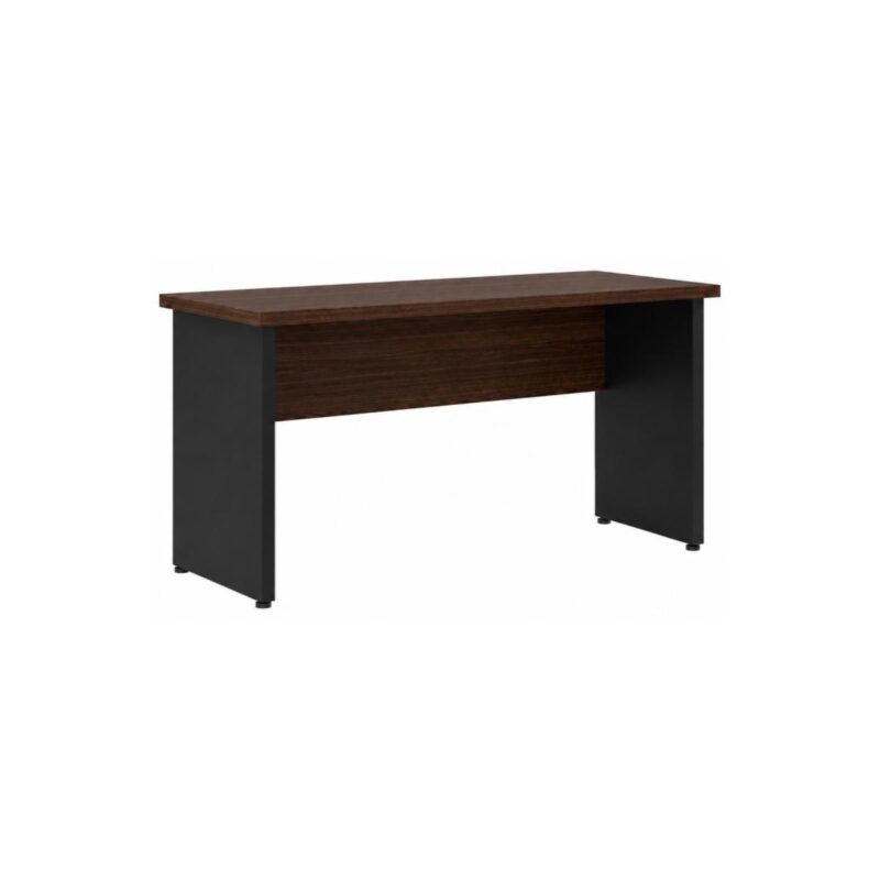 Mesa de escritório amadeirada e preta para Goiânia Mesa de escritório sem gavetas, com tampo e painel amadeirados, pés painel pretos e pequenas sapatas na base.
