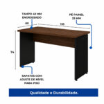 Mesa de escritório 135 × 60 cm: medidas e estrutura Mesa de escritório com medidas de 135 cm de largura, 60 cm de profundidade e 74 cm de altura indicadas por setas.
