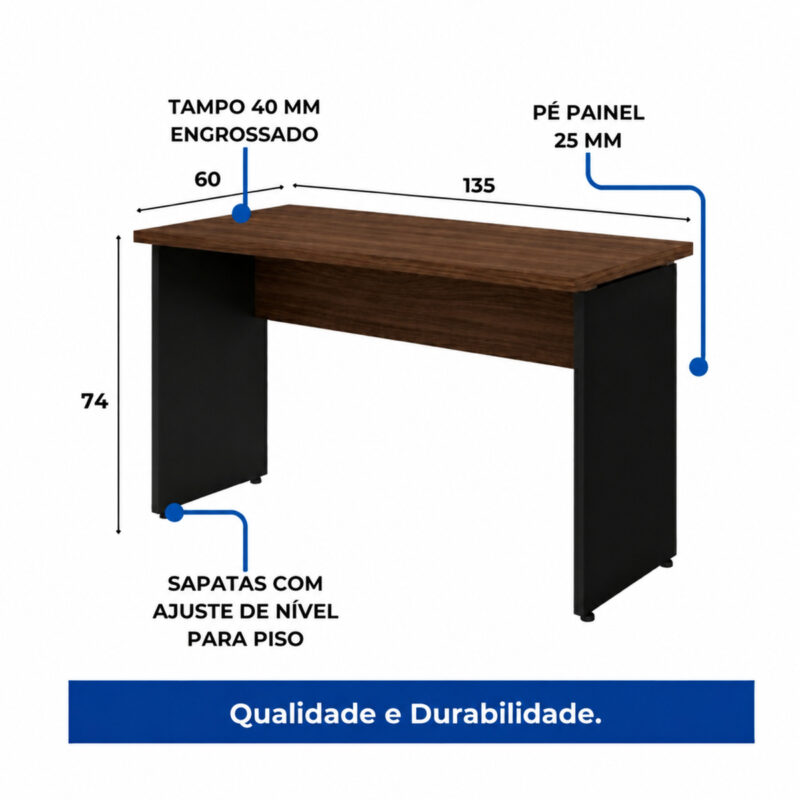 Mesa de escritório com medidas de 135 cm de largura, 60 cm de profundidade e 74 cm de altura indicadas por setas.