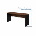 Mesa de escritório: painel e apoios em destaque Mesa amadeirada e preta em perspectiva, com linhas azuis destacando o painel horizontal e os apoios laterais.