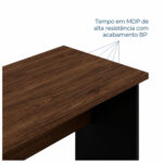 Mesa de escritório: detalhe do acabamento BP do tampo Mesa de escritório em detalhe superior do tampo amadeirado, com setas destacando o acabamento da superfície.
