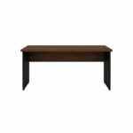 Mesa sem gavetas: vista frontal e espaço inferior Mesa sem gavetas vista de frente, com tampo e painel amadeirados, laterais pretas e espaço aberto abaixo.