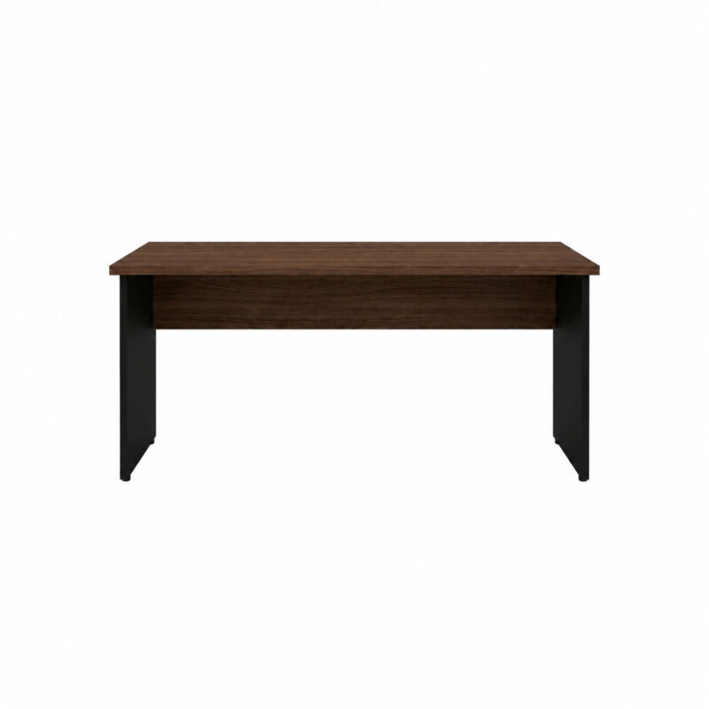 Mesa sem gavetas vista de frente, com tampo e painel amadeirados, laterais pretas e espaço aberto abaixo.
