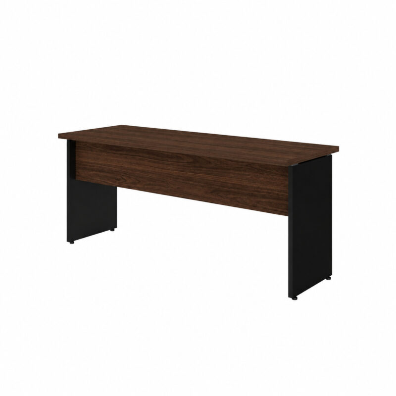 Mesa vista pelo lado do painel amadeirado, com o pé preto direito em primeiro plano e tampo retangular aparente.