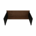 Mesa de escritório: vista inferior e pontos de fixação Vista inferior da mesa com face amadeirada sob o tampo, painel horizontal, laterais pretas e fixações aparentes.