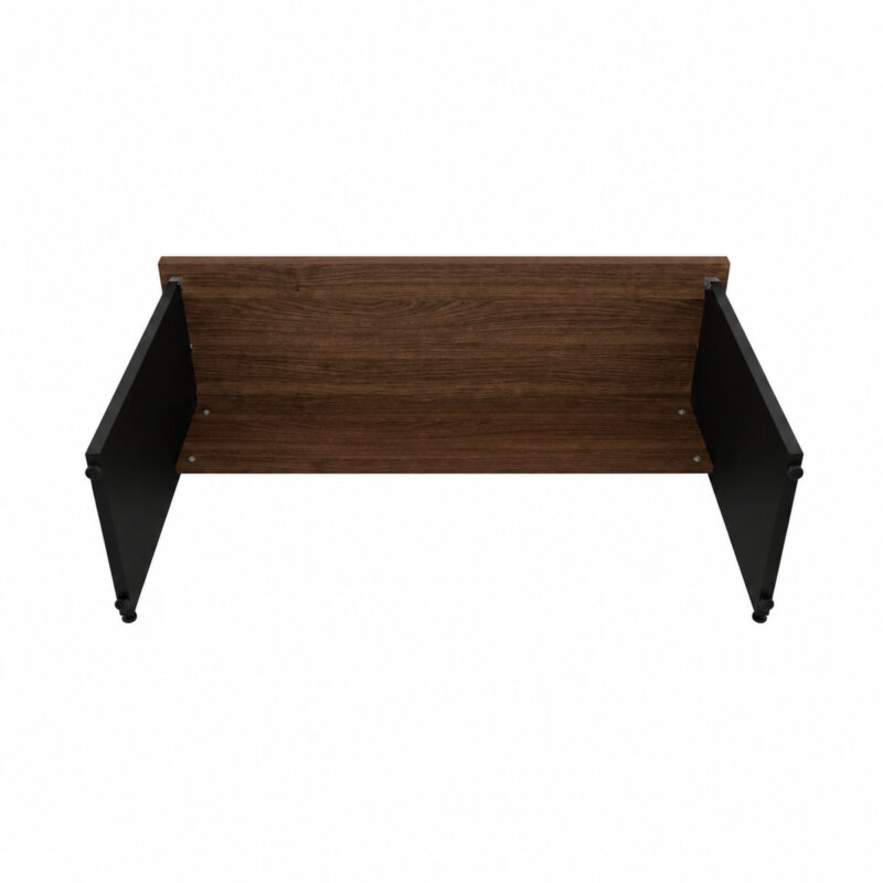 Vista inferior da mesa com face amadeirada sob o tampo, painel horizontal, laterais pretas e fixações aparentes.