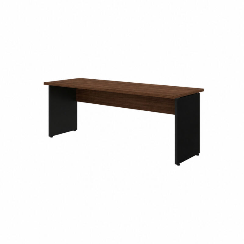 Mesa de escritório sem gavetas com tampo amadeirado, painel horizontal e pés pretos, vista pelo lado direito.