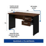 Mesa com gavetas de 135 x 60 cm e detalhes técnicos Diagrama da mesa com gavetas louro e preto, medidas e indicações de tampo de 40 mm, pés de 25 mm e sapatas ajustáveis.