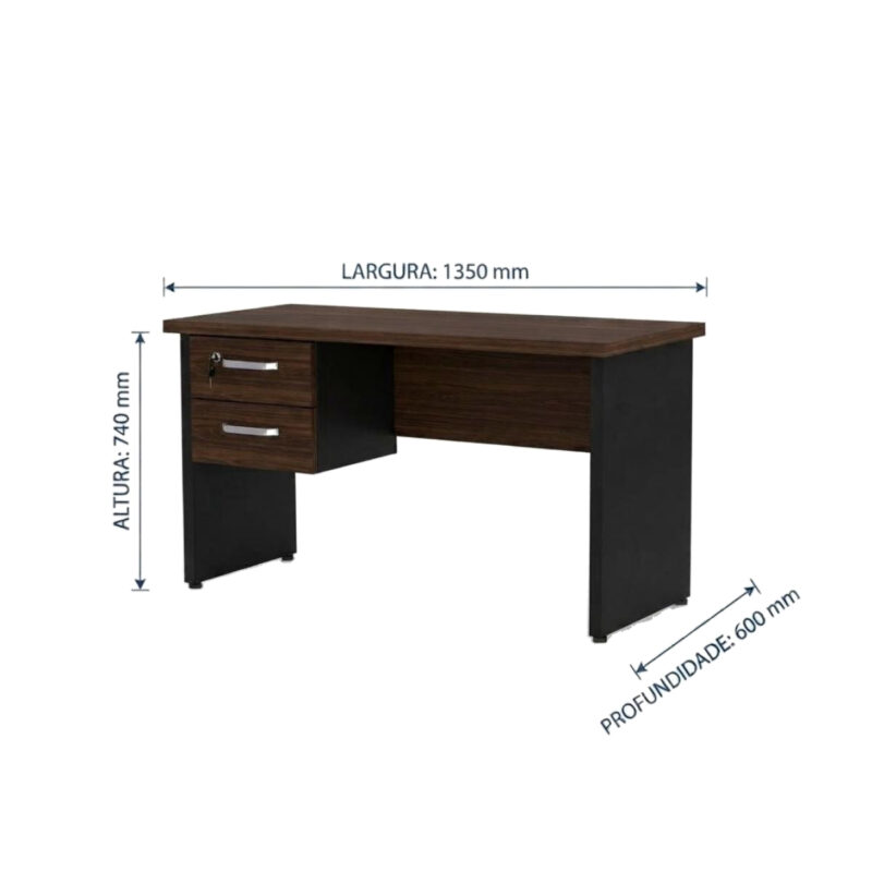 Mesa com gavetas louro e preto e cotas de 1350 mm de largura, 600 mm de profundidade e 740 mm de altura.