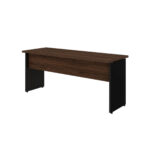 Vista posterior da mesa louro e preto pela direita Mesa louro e preto vista por trás, com apoio lateral direito em destaque e painel horizontal amadeirado.