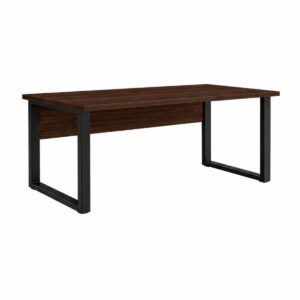 Mesa de escritório sem gavetas com tampo louro, painel frontal amadeirado e pés metálicos pretos em formato de quadro.