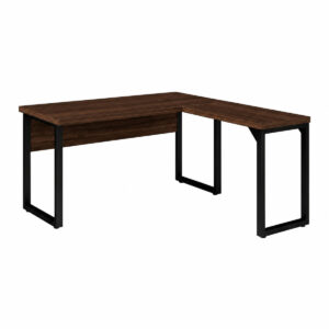 Mesa industrial em L sem gavetas, com tampos louro, painéis amadeirados e três pés metálicos pretos em quadro.