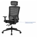 Imagem técnica do design geral da cadeira presidente ergonômica preta com apoio de cabeça e base giratória.