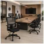 Cadeira presidente ergonômica preta posicionada em coworking moderno com mobiliário profissional.