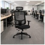 Cadeira presidente ergonômica preta utilizada em sala de reunião corporativa ou ambiente de diretoria.