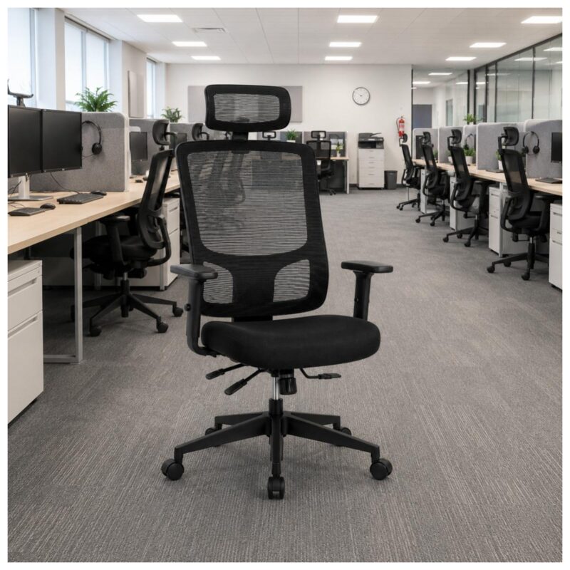 Cadeira presidente ergonômica preta utilizada em sala de reunião corporativa ou ambiente de diretoria.