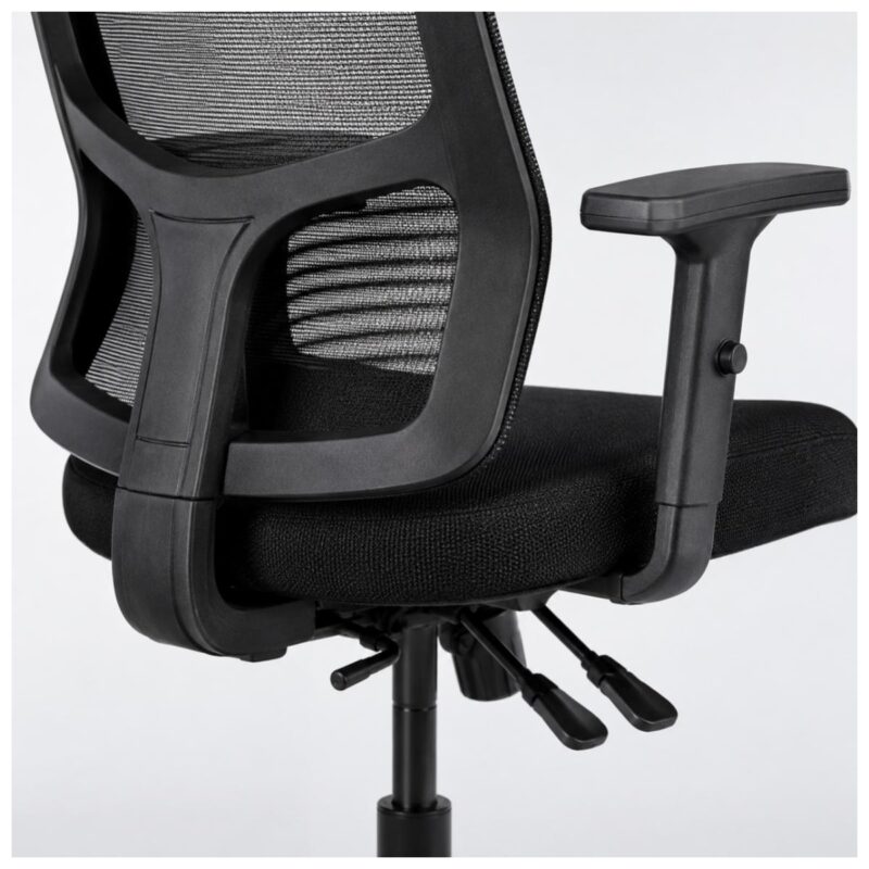 Macro do encosto em tela mesh da cadeira presidente ergonômica preta com detalhes da trama respirável.