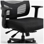 Macro técnico das junções entre assento, encosto e mecanismo da cadeira presidente ergonômica giratória.