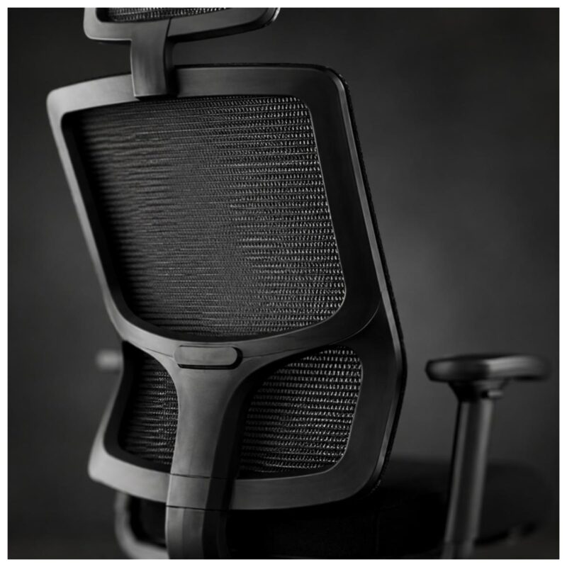 Macro comercial do apoio de cabeça com regulagem de altura e inclinação da cadeira presidente ergonômica.