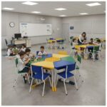 Conjunto Escolar Modular Juvenil com 6 Lugares e Mesas Trapezoidais