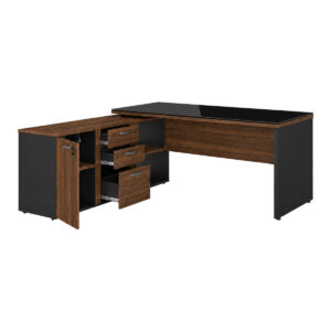 Mesa em L amadeirada e preta com vidro fumê elevado, três gavetas abertas e porta lateral aberta com prateleira interna.