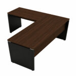Vista elevada da mesa em L louro e preto sem gavetas Mesa em L louro e preto vista de cima em perspectiva, com tampos livres, veios amadeirados e apoios em painel.